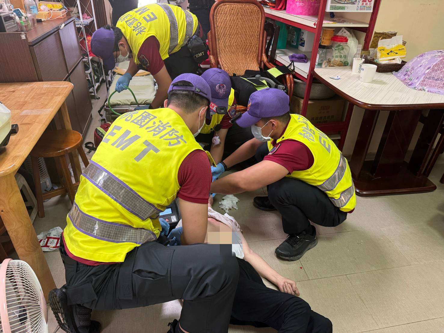 8旬婦吃飯噎到「沒呼吸心跳」大園警CPR鬼門關前救人 380995