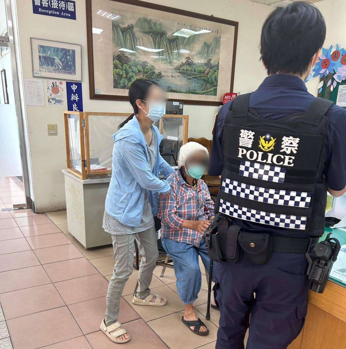 8旬婦迷途蹲坐菜市場「這物」立功助她返家 384601