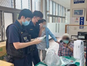 8旬婦迷途蹲坐菜市場「這物」立功助她返家