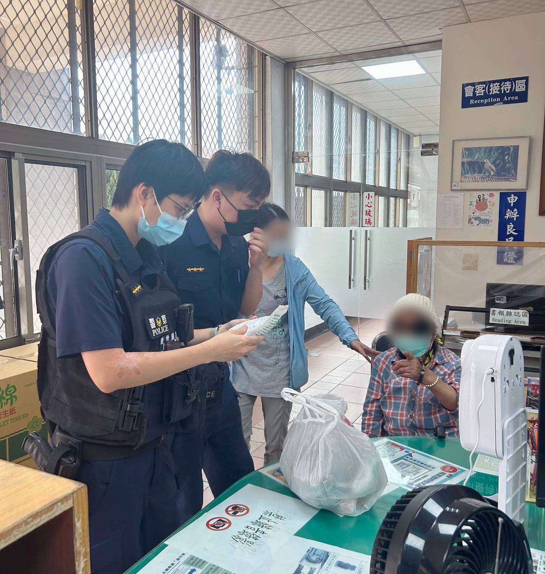 8旬婦迷途蹲坐菜市場「這物」立功助她返家 384602