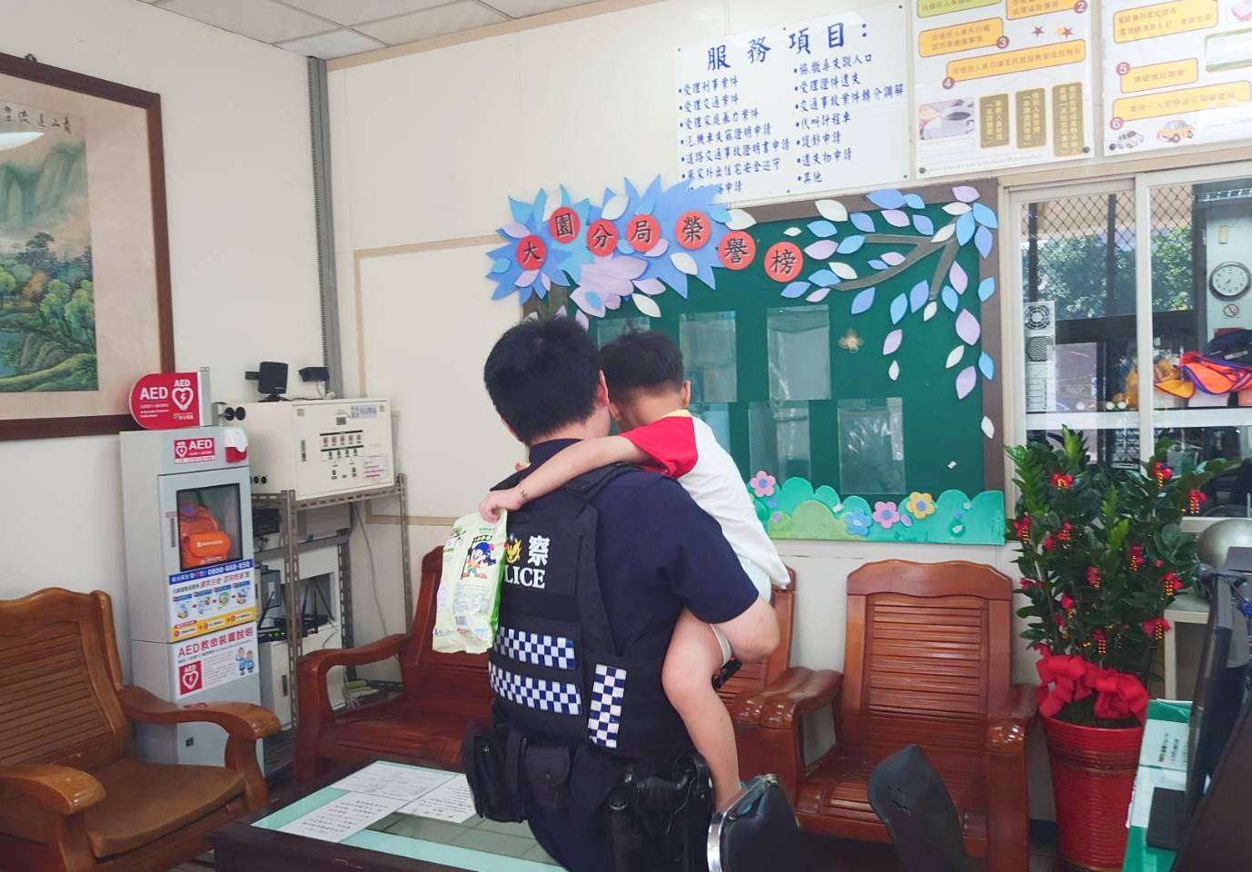 男童貪玩離家迷途 大園警靠「這招」助返家 386561