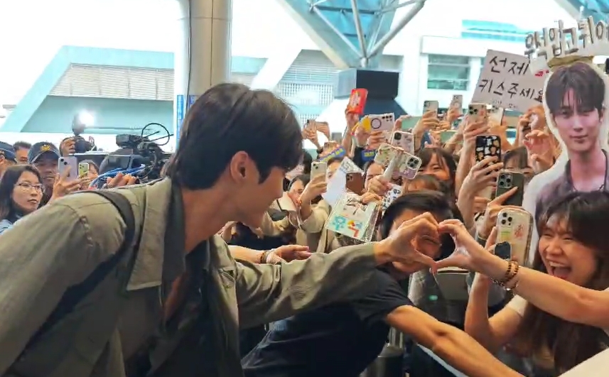 邊佑錫抵台 千名粉絲擠爆桃機