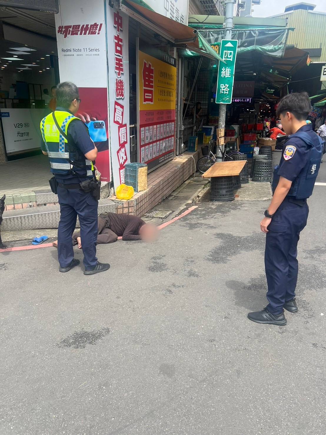 6旬男爛醉頭暈倒臥路旁 八德警暖心助就醫 449654
