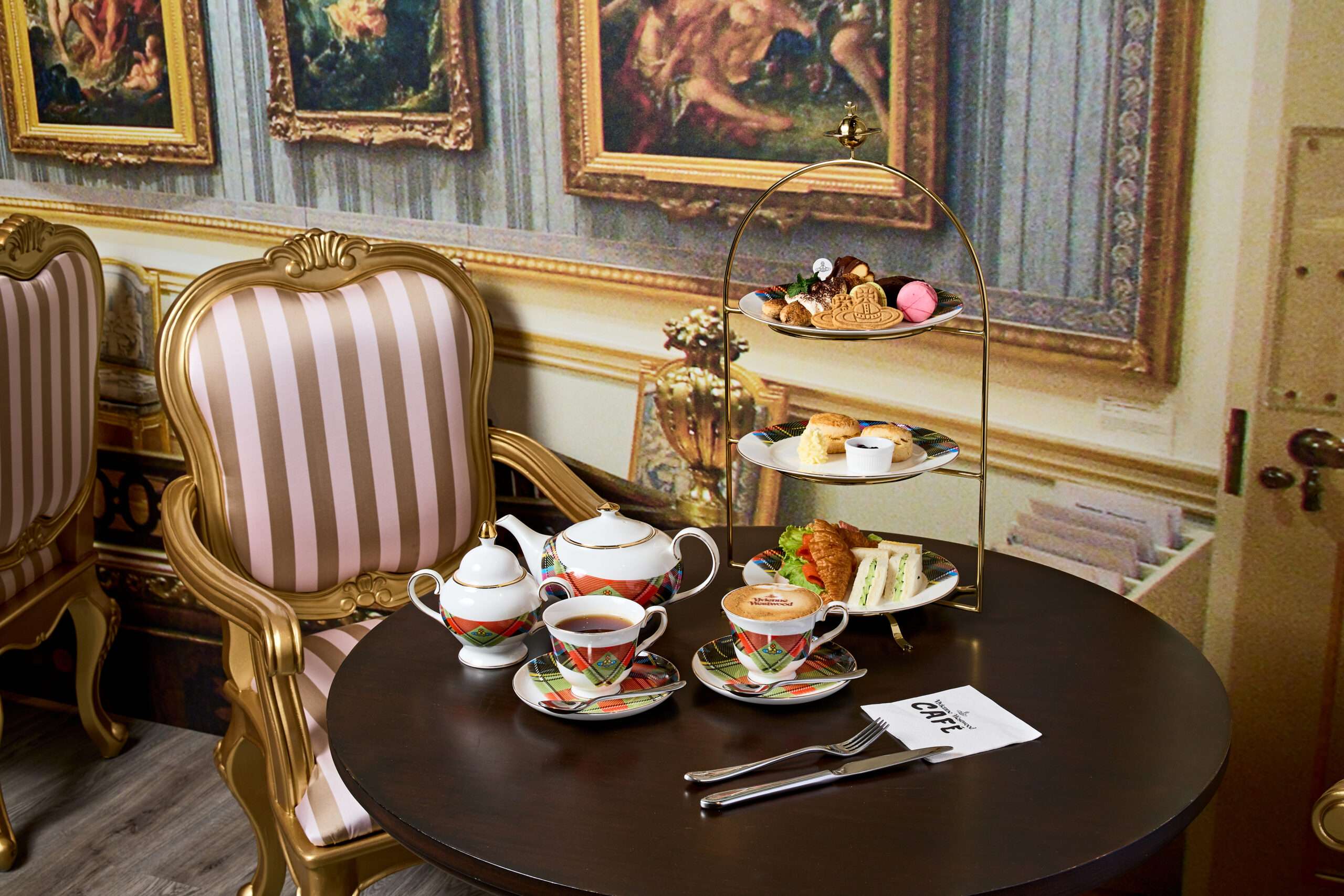 Vivienne Westwood Café 經典英式下午茶限量登場LaLaport台中店 英倫風情再現! 454ghklkljgjihg 2 scaled