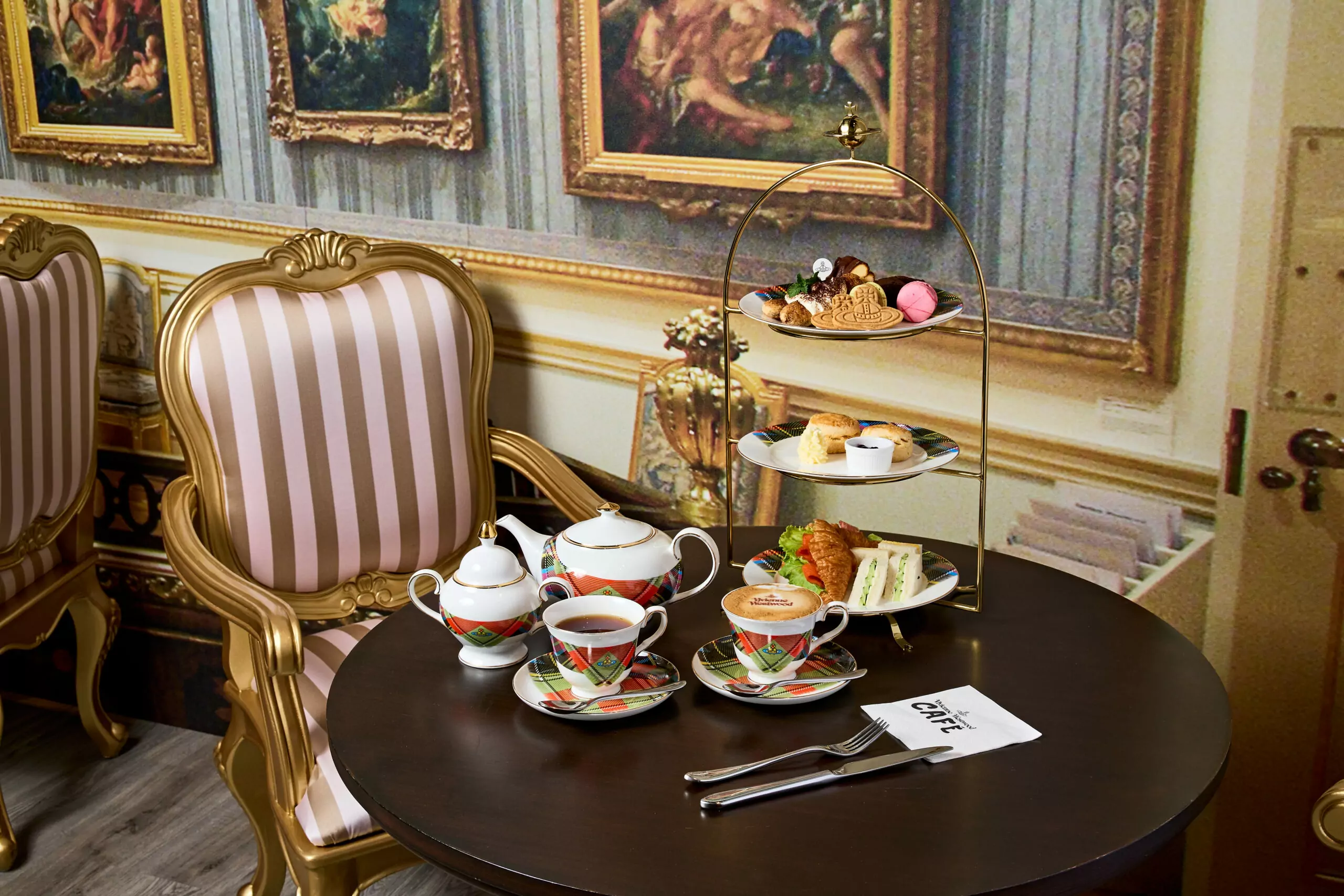 Vivienne Westwood Café 經典英式下午茶限量登場LaLaport台中店 英倫風情再現! 454ghklkljgjihg 2 scaled