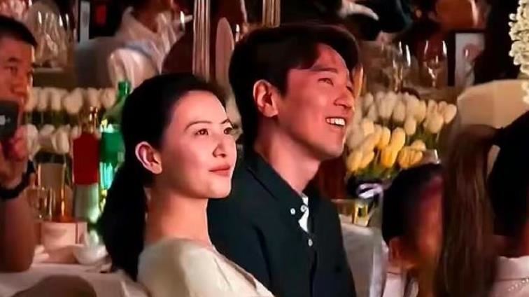 結縭10年甜密同框 趙又廷深情對望嬌妻