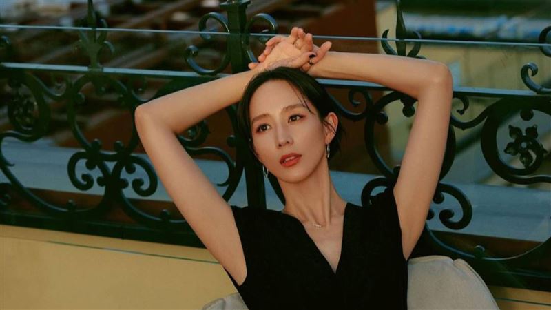 張鈞甯九寨溝打卡 逆顏素顏驚翻全網