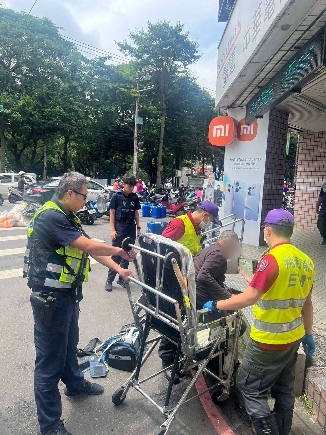 6旬男爛醉頭暈倒臥路旁 八德警暖心助就醫 617383