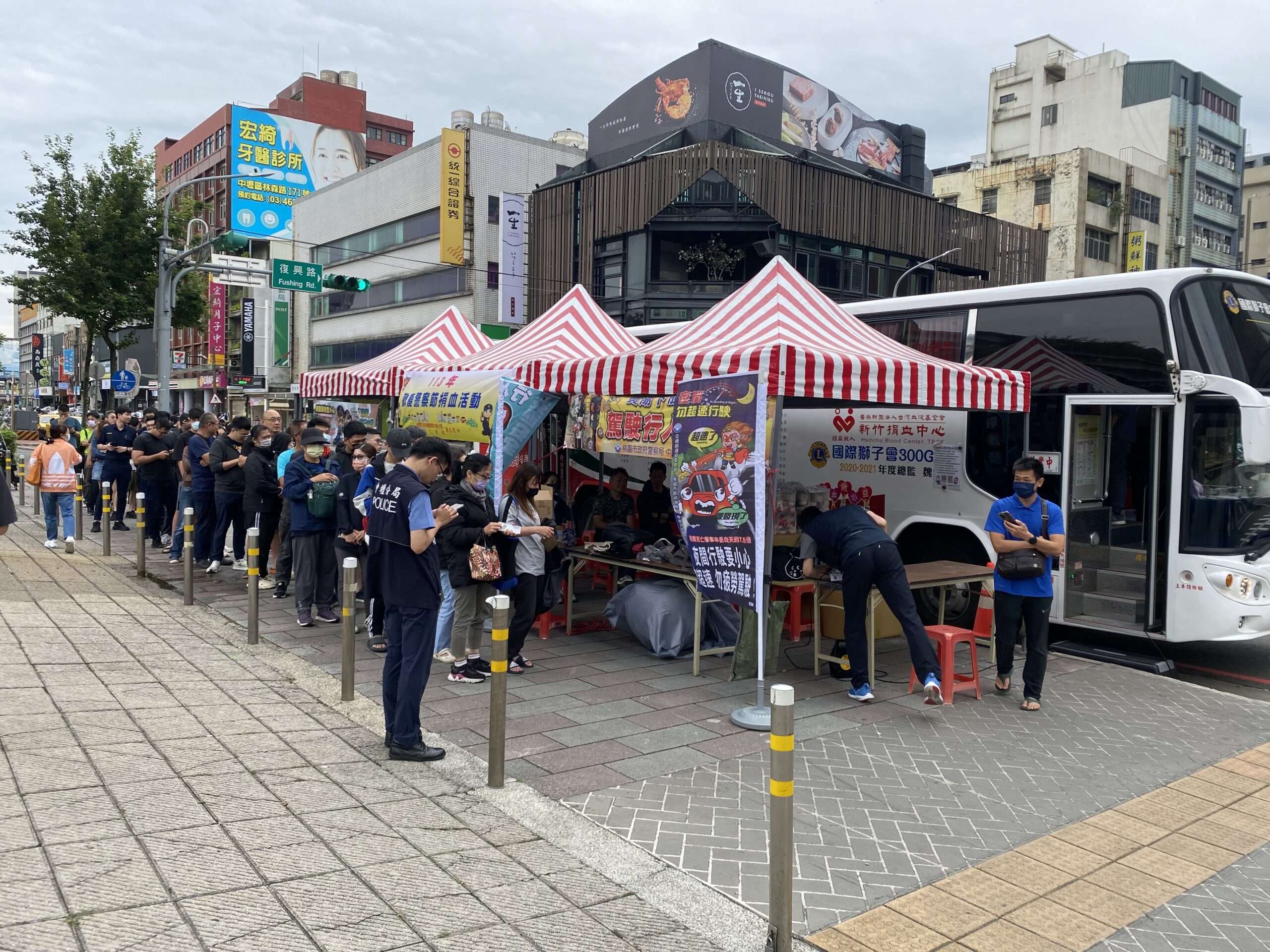 壢警攜手仁海宮做公益 警察節前夕邀民眾挽袖捐熱血 DC65585F 3E4B 4A18 AEE6 A798E7EC996D scaled