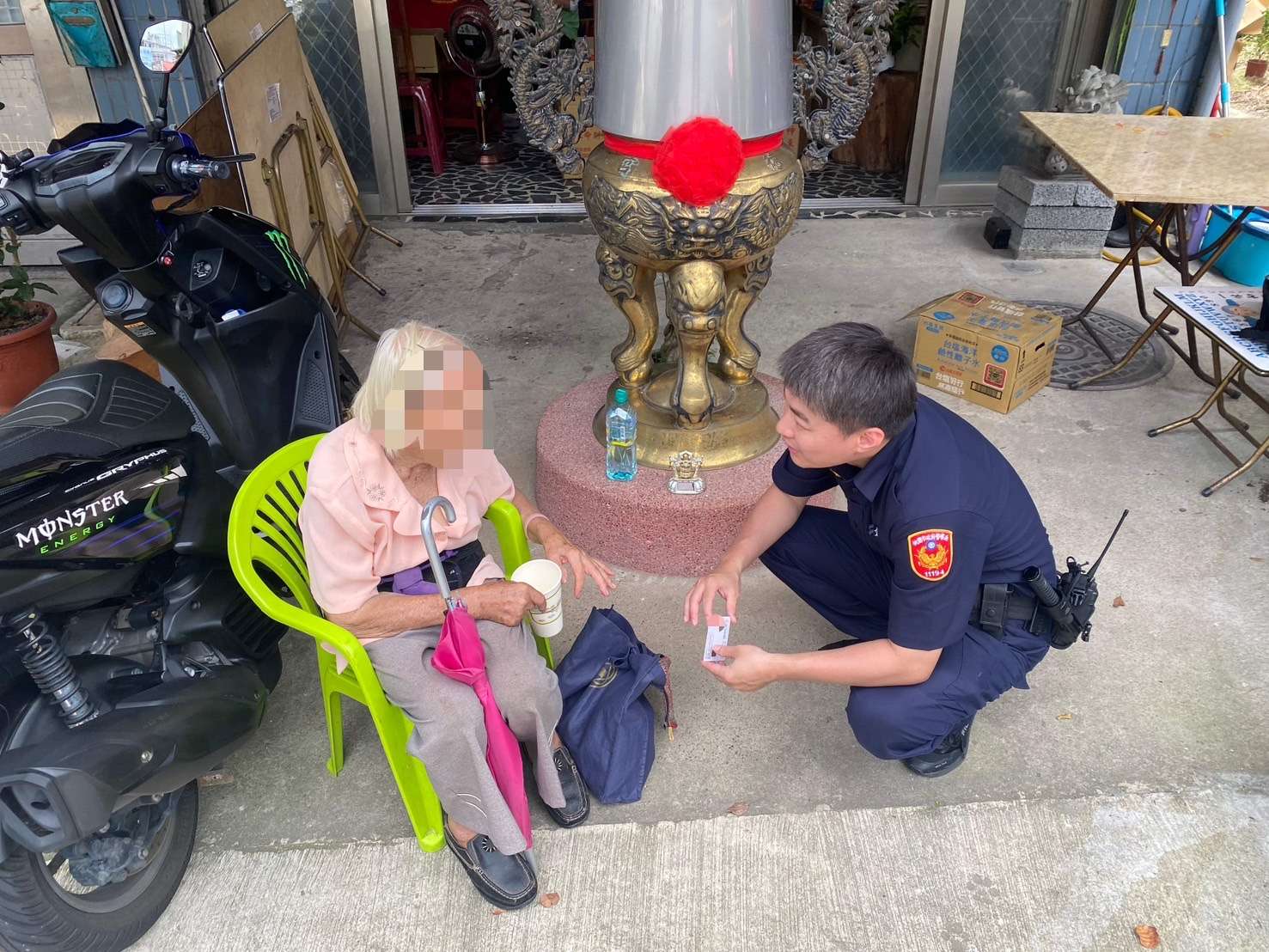 9旬婦疑似中暑呆坐路邊 龍潭警即刻救援 S 10617481 0