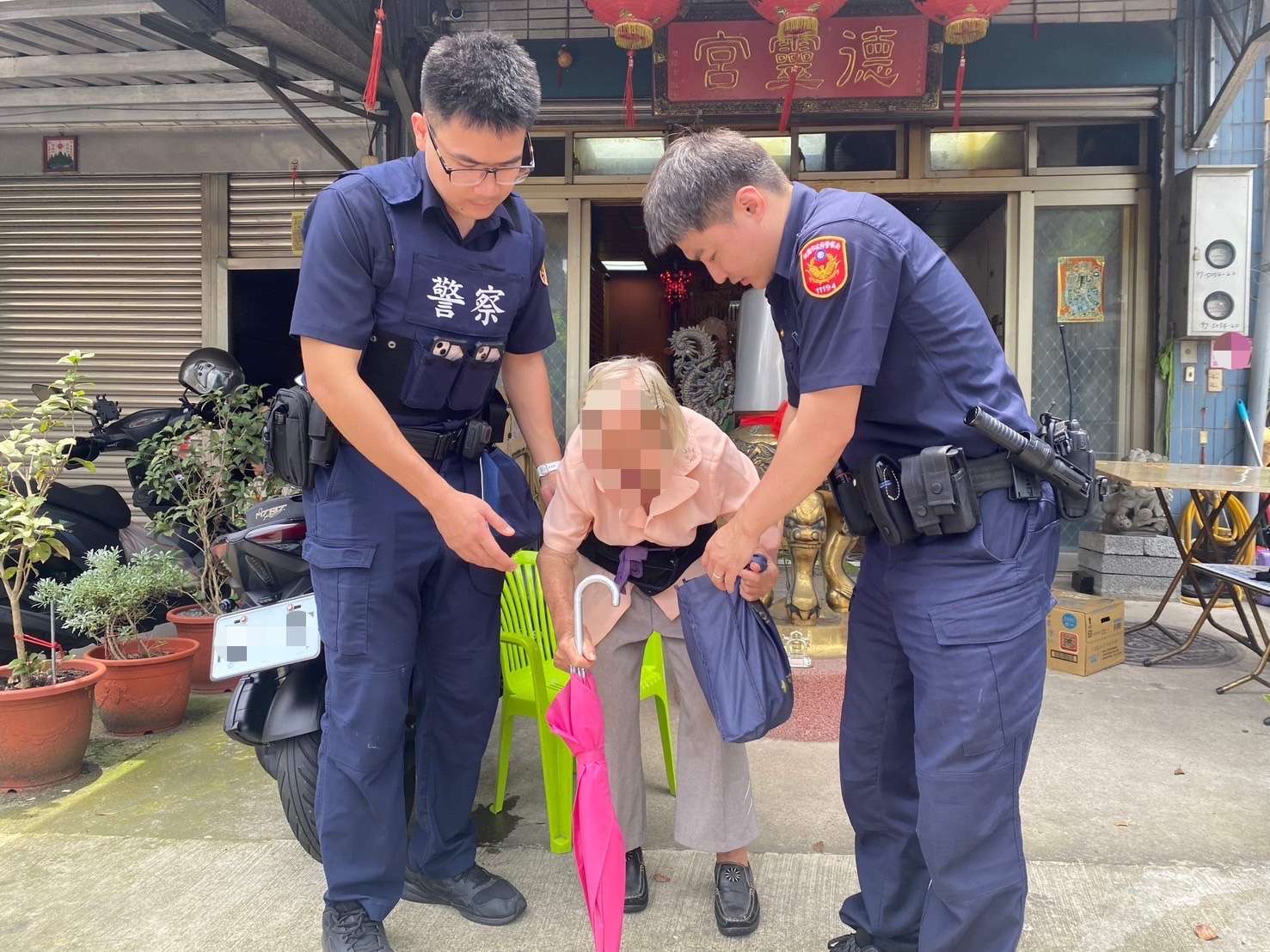 9旬婦疑似中暑呆坐路邊 龍潭警即刻救援 S 10617705