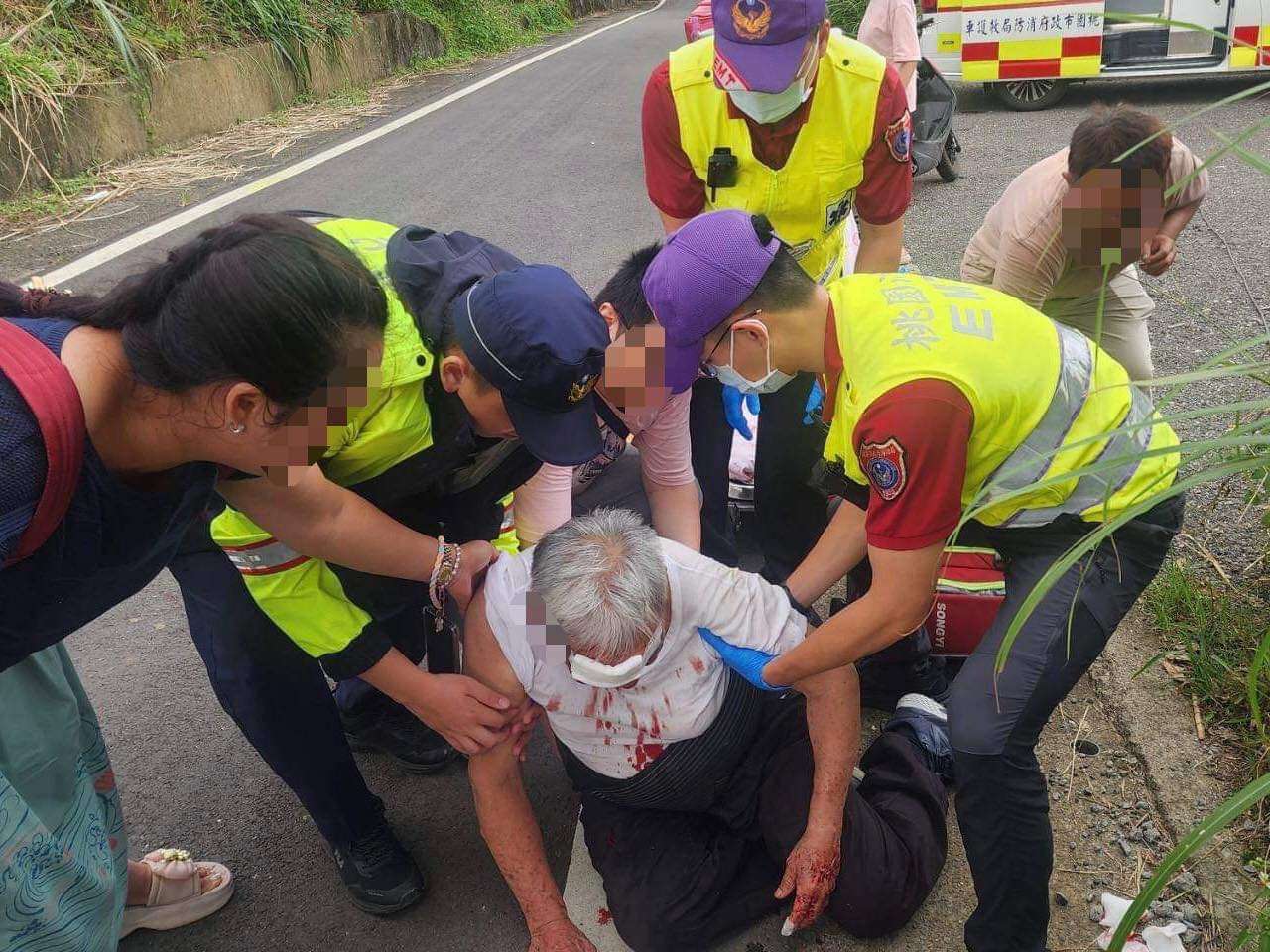 天氣熱!老翁中暑倒地滿臉血 龍警及時救援 S 10690835