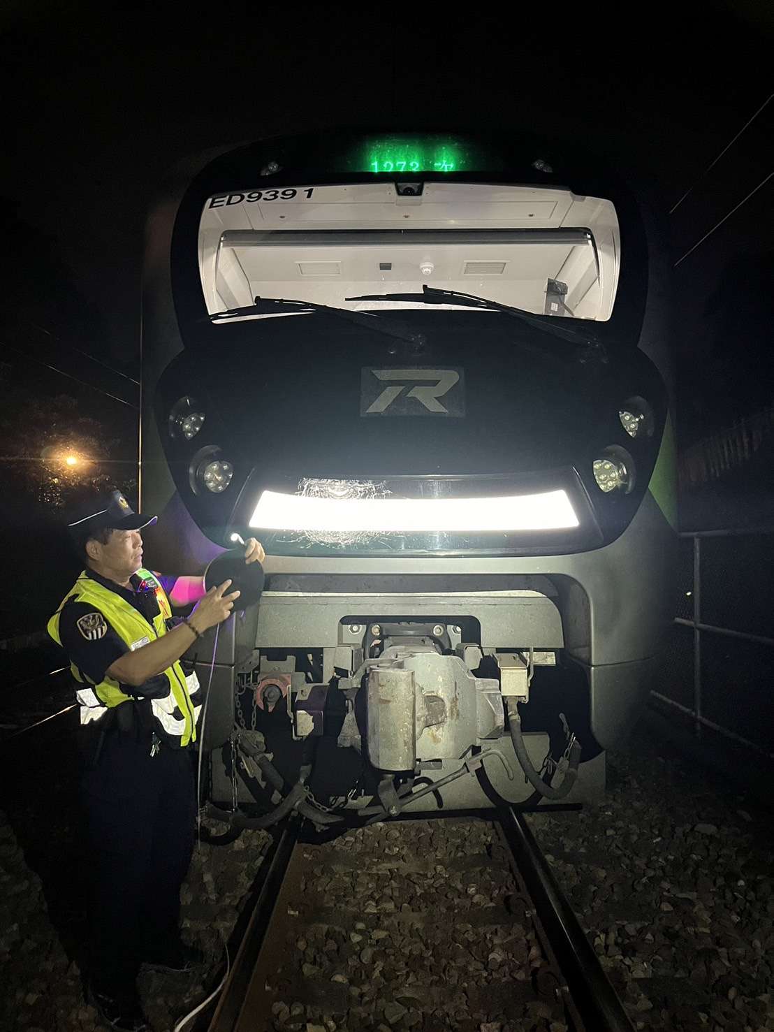 婦人平鎮新光路平交道遭區間車撞 送醫搶救 S 12083234