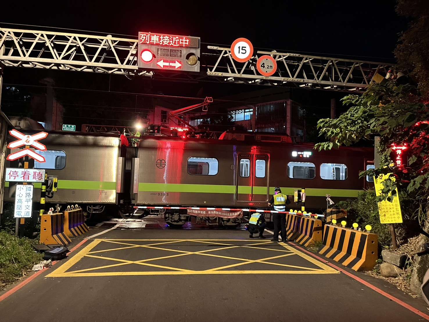 婦人平鎮新光路平交道遭區間車撞 送醫搶救 S 12083240