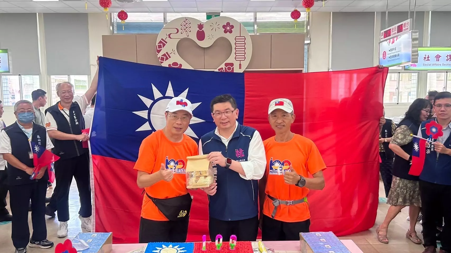 路跑慶祝黃埔軍校100周年 龜山區公所為跑者加油 路跑慶祝黃埔軍校100周年 龜山區公所為跑者加油