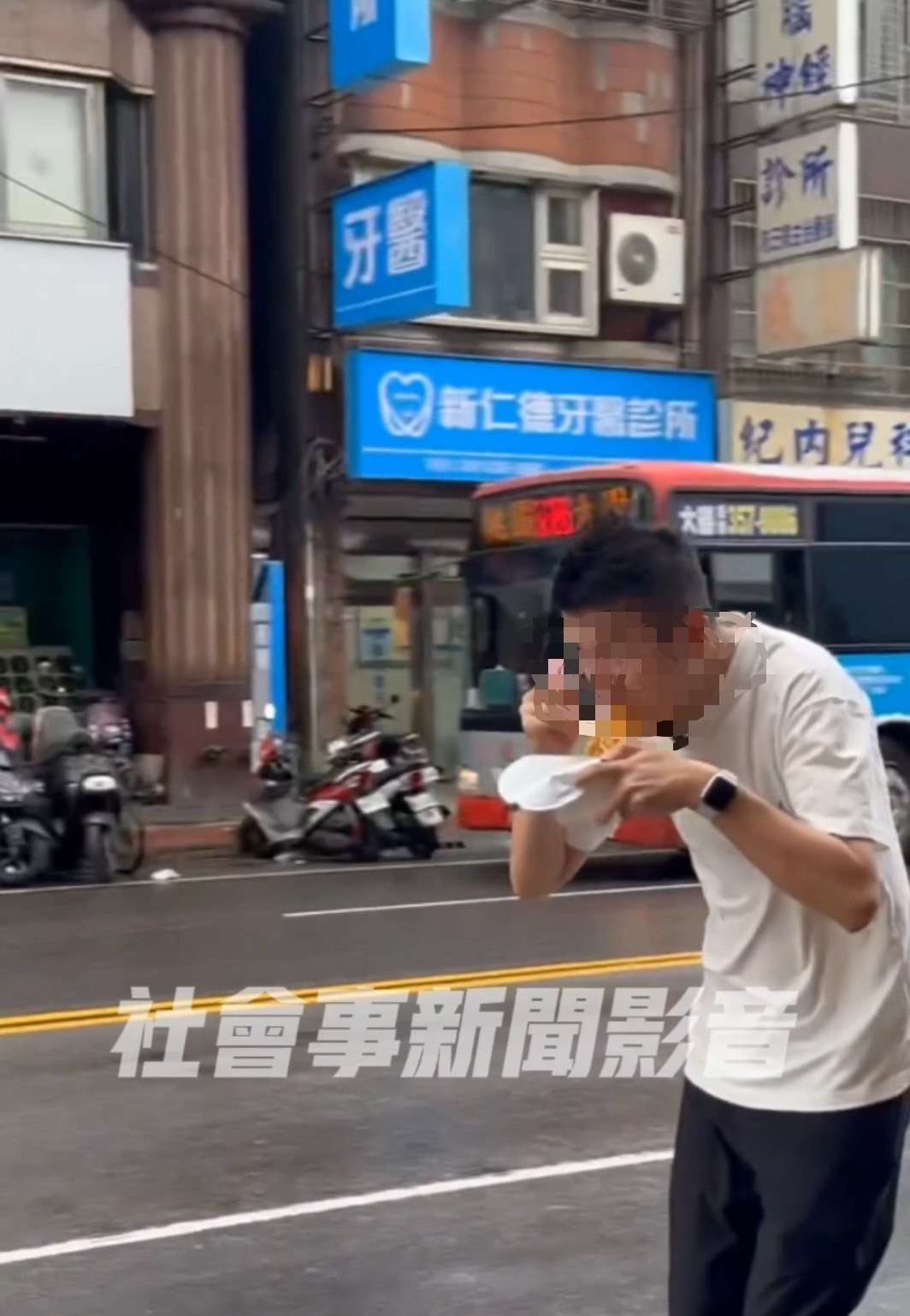 男子逆向騎平衡車邊吃泡麵 耍帥下場恐收3千6罰單 S 15777873