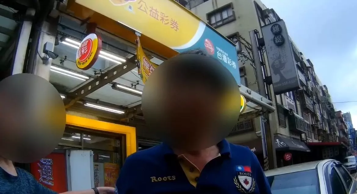 不滿自小客違停路旁 醉男趴引擎蓋抗議氣壞駕駛 S 16424963