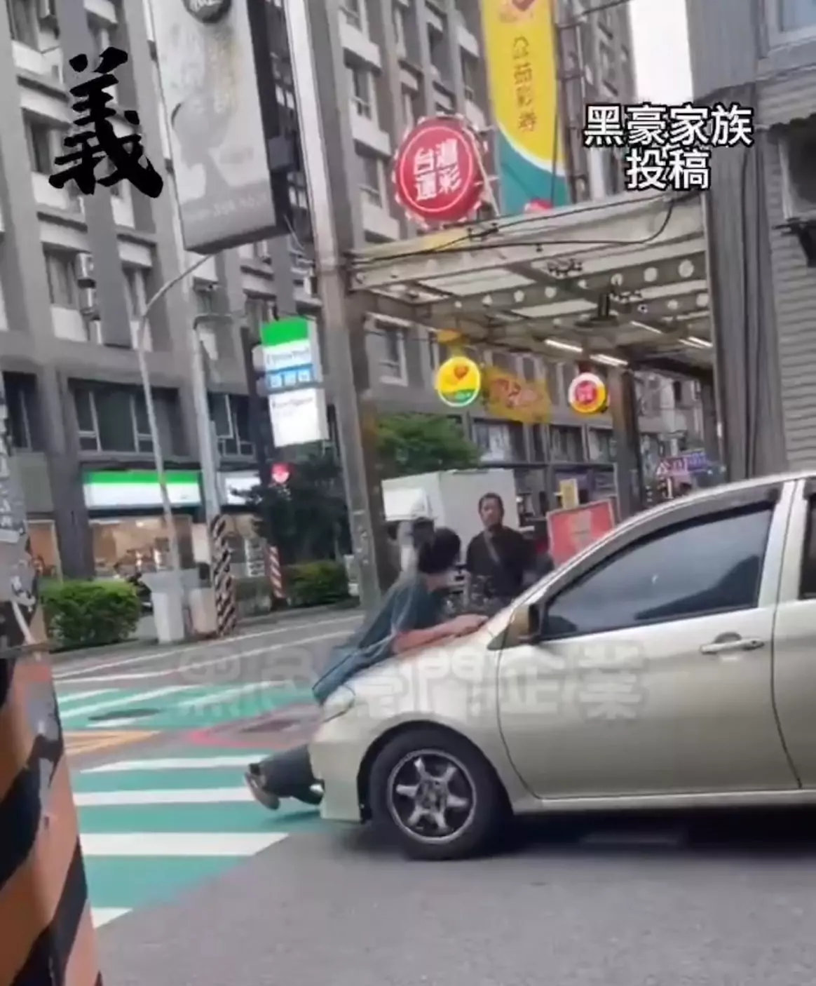 不滿自小客違停路旁 醉男趴引擎蓋抗議氣壞駕駛 不滿自小客違停路旁 醉男趴引擎蓋抗議氣壞駕駛