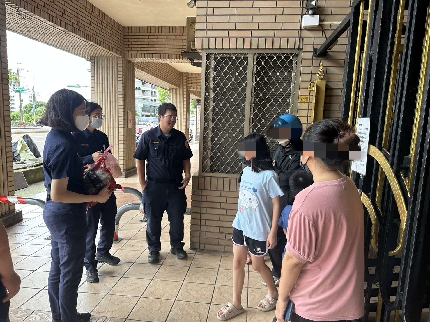 壢警端午佳節送愛心 轄區弱勢感受社會溫暖 S 177569797 0