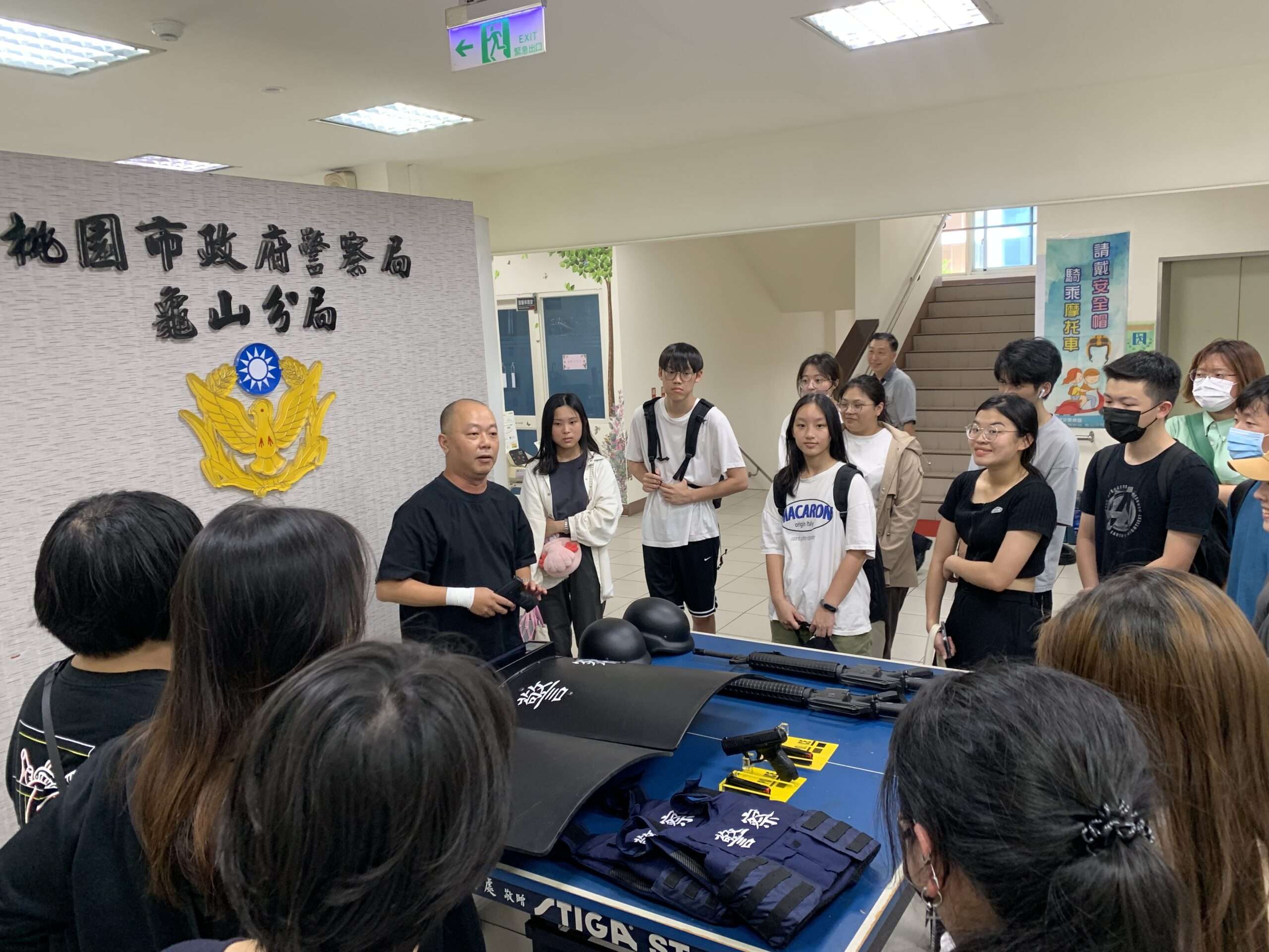 銘傳大學犯防系參觀龜山分局 認識警用裝備 S 350085159 scaled