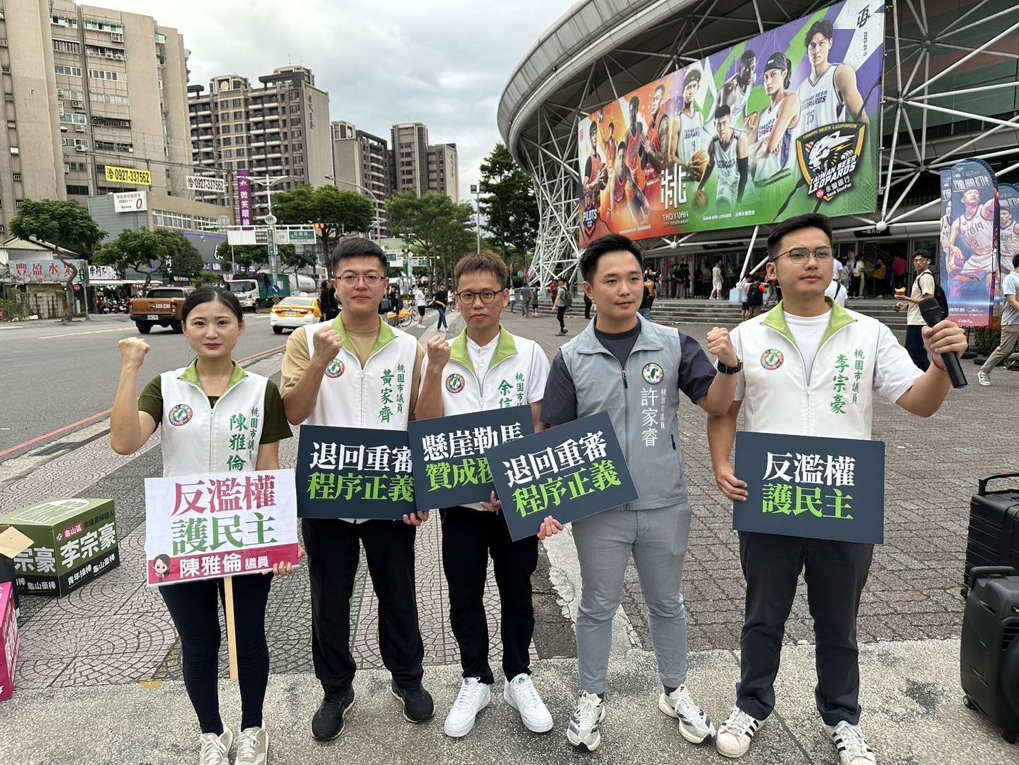 桃園民進黨議員街頭宣講 籲藍委重視民意通過政院覆議 S 46997526 0