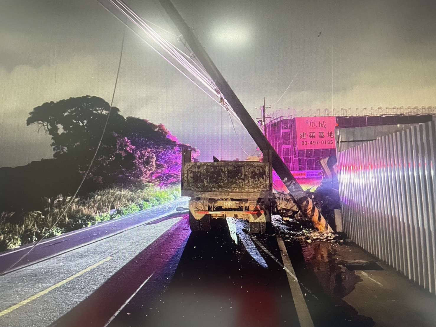 曳引車駕駛疑身體不適撞斷電桿 新屋59戶受影響 S 65323019