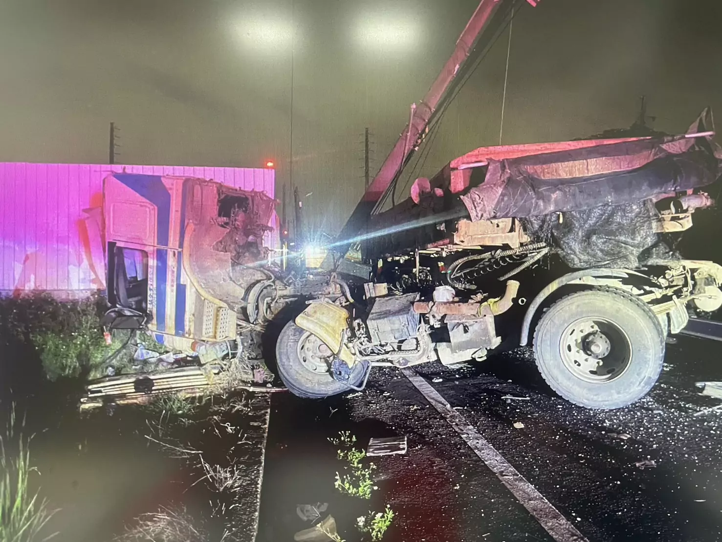 曳引車駕駛疑身體不適撞斷電桿 新屋59戶受影響 曳引車駕駛疑身體不適撞斷電桿 新屋59戶受影響