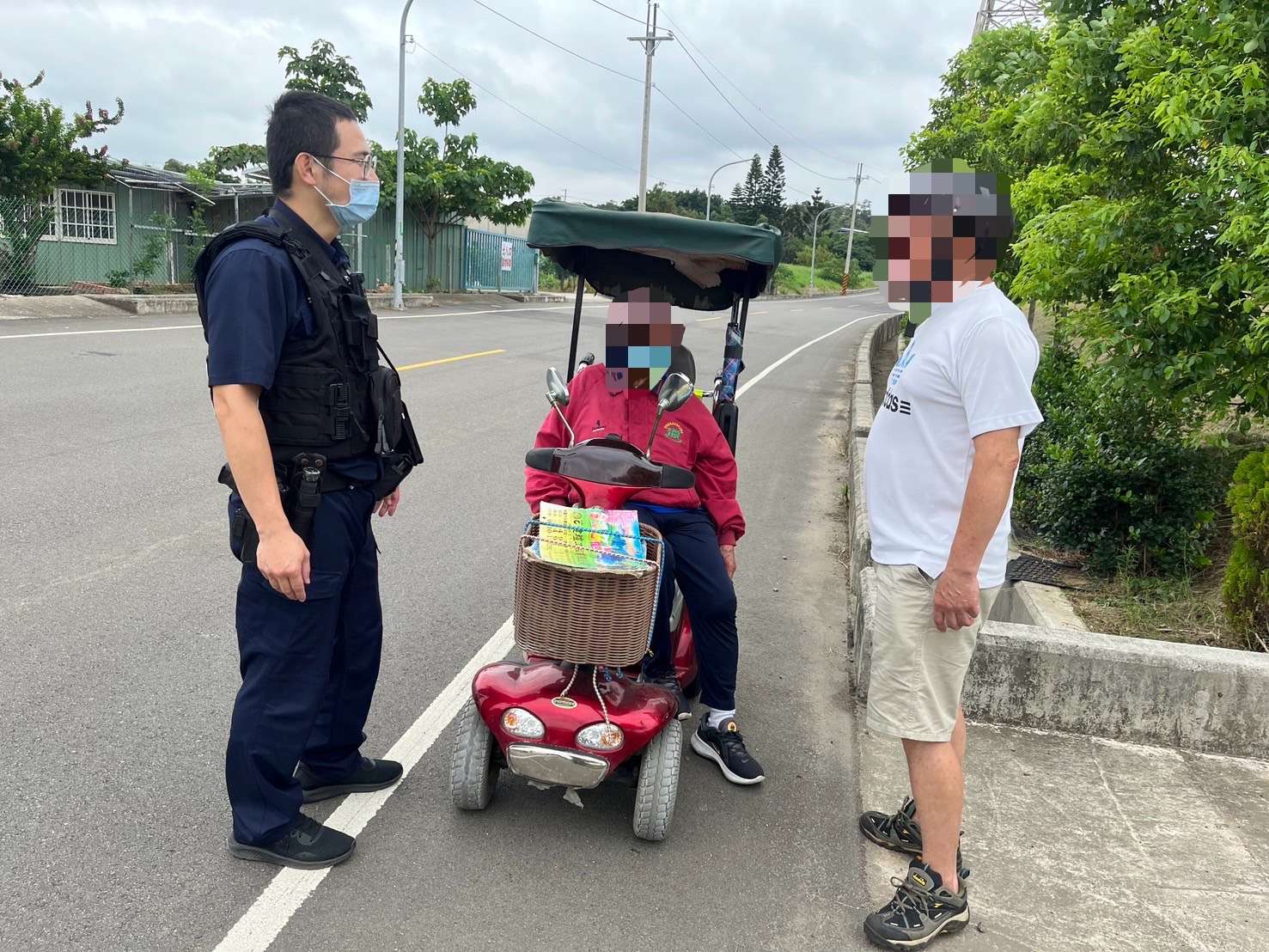 9旬婦走失家屬心急如焚 楊梅警在這找到她 S 65355949