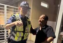 失智翁外出迷途累癱路旁 楊梅警暖心護送返家