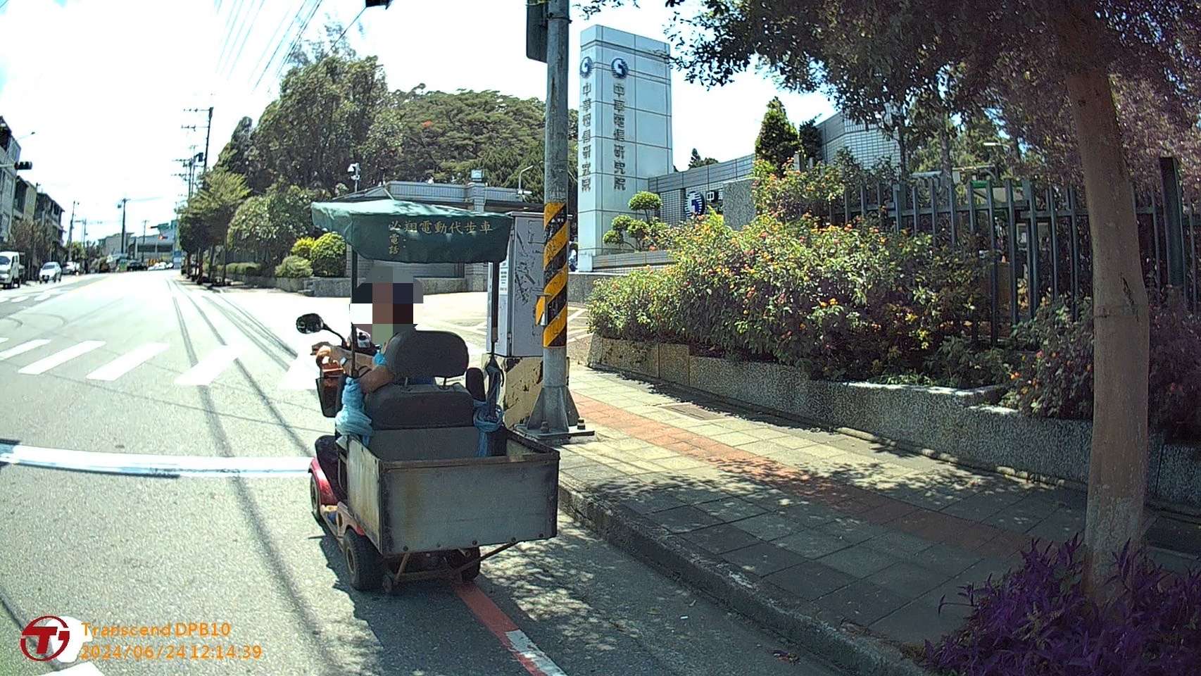 電動車半路沒電卡斜坡 楊梅警民揮汗推車助解圍 S 65462350