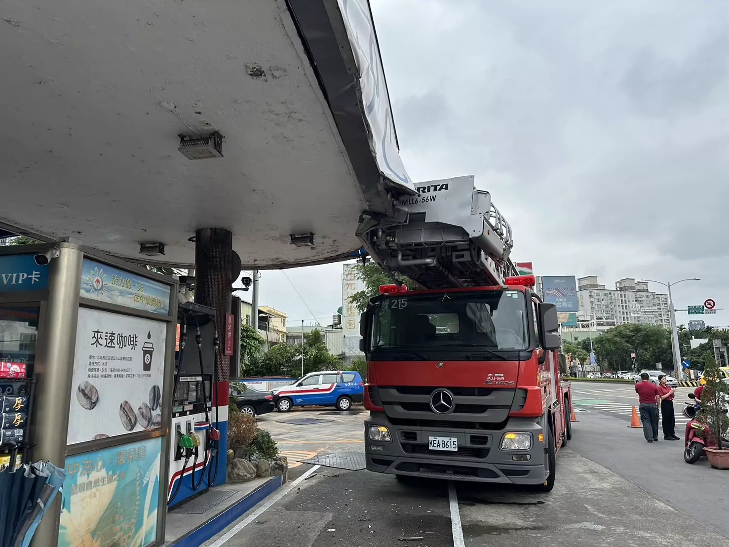 桃園雲梯車撞加油站屋頂 現場畫面曝 桃園雲梯車撞加油站屋頂 現場畫面曝