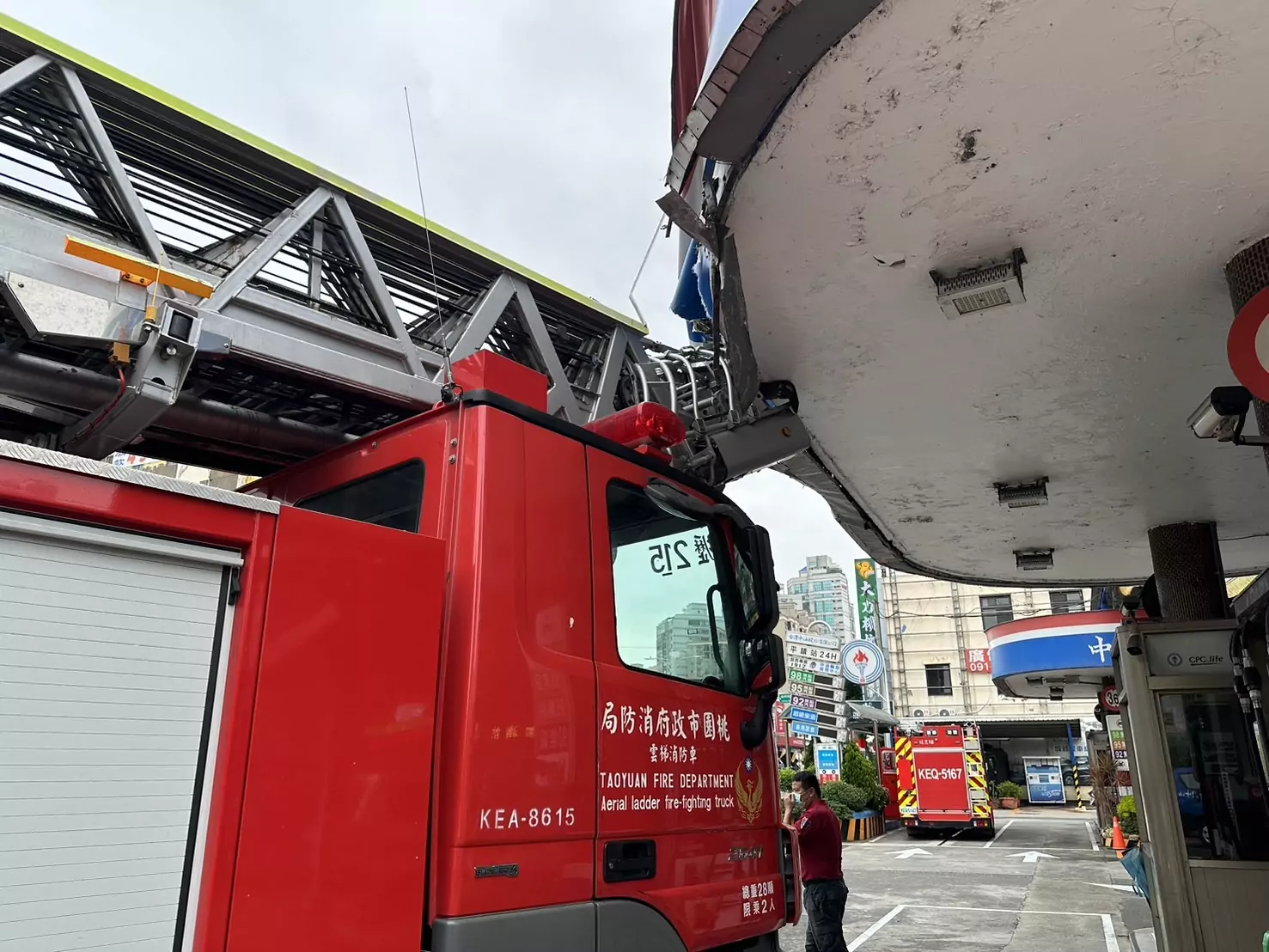 桃園雲梯車撞加油站屋頂 現場畫面曝 S 726622216 0