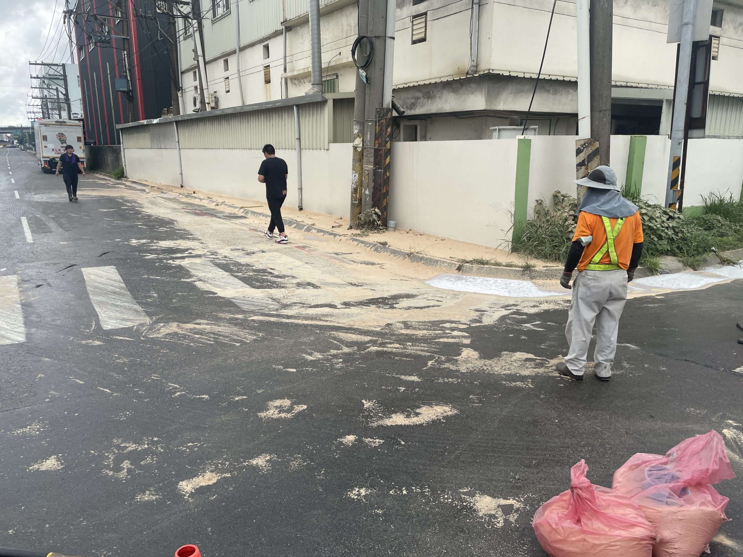 好滑!大貨車塗料潑灑路中 害5騎士慘摔 S 8413284 0 scaled