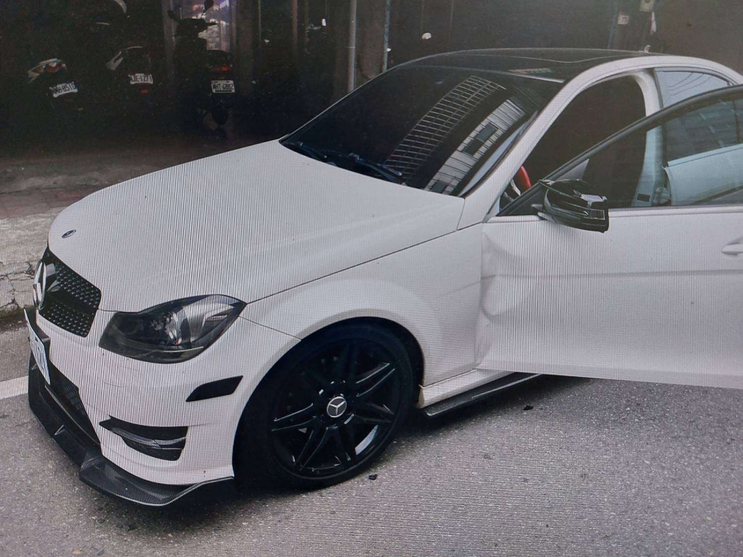 【有片】臨停路邊突開車門 後方轎車閃避不及慘撞 S 8421495