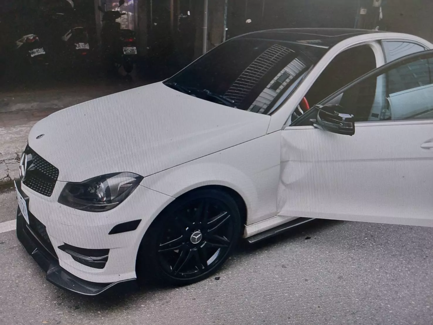 【有片】臨停路邊突開車門 後方轎車閃避不及慘撞 【有片】臨停路邊突開車門 後方轎車閃避不及慘撞