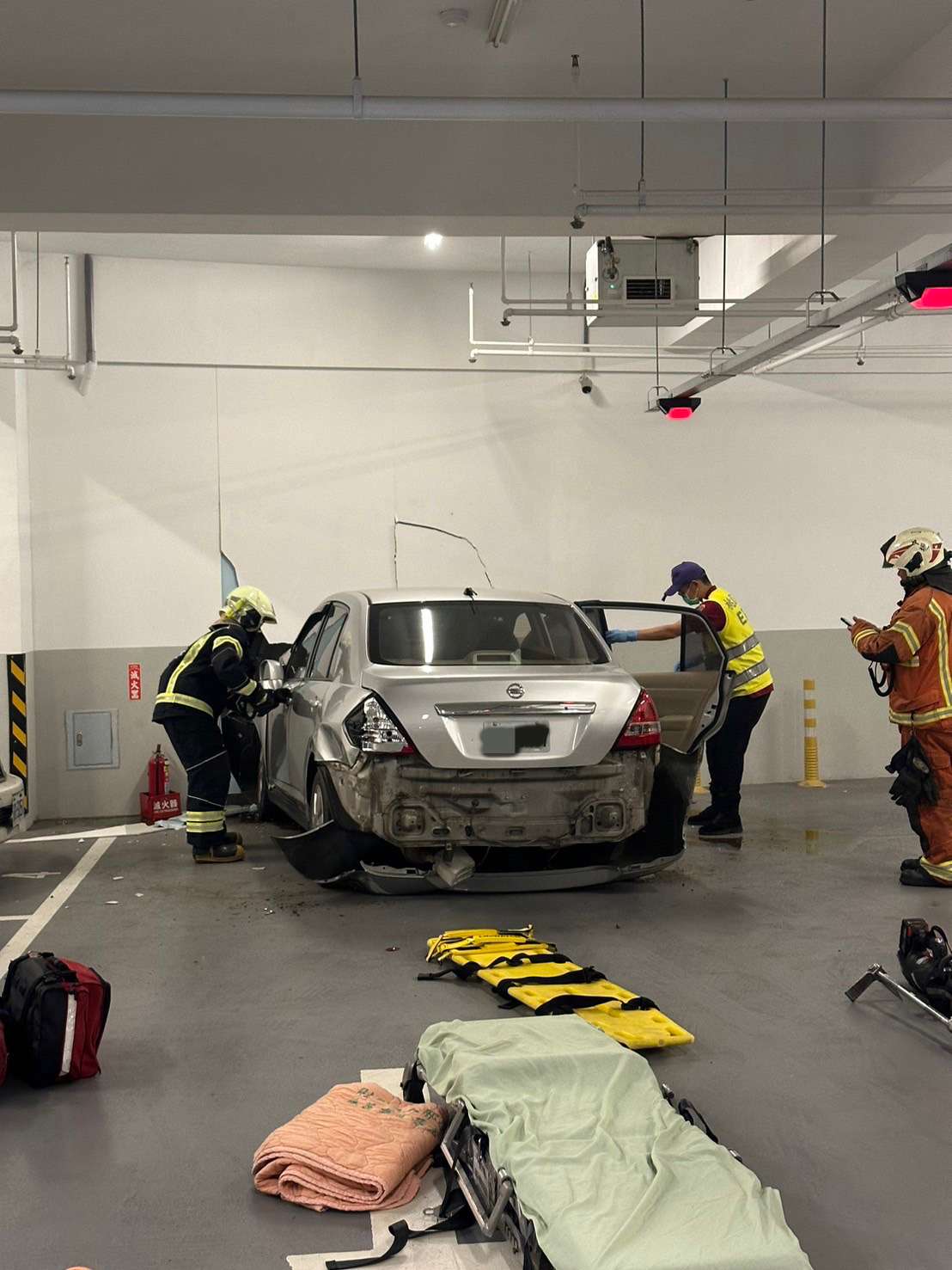 停車場內自撞 7旬翁送醫不治 S 8495267