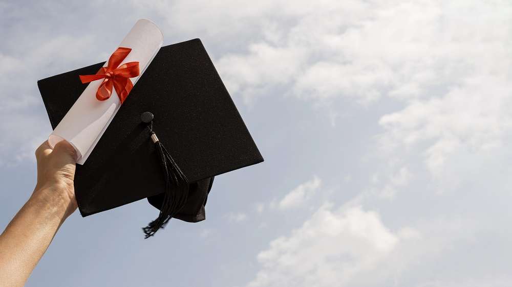 畢業後好迷惘 桃園張老師陪你探索方向 certificate with ribbon bow graduation hat 1
