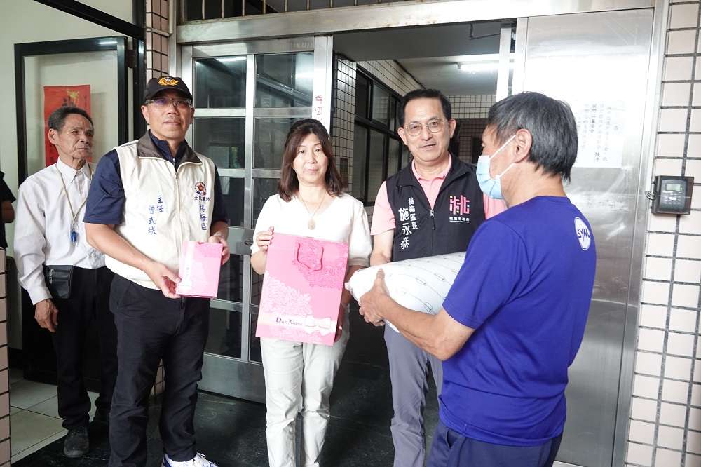 善心人士捐180組愛心物資 陪伴楊梅獨居長輩迎端午 fkylg5 1