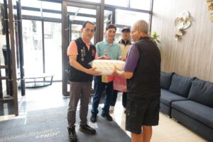 善心人士捐180組愛心物資 陪伴楊梅獨居長輩迎端午
