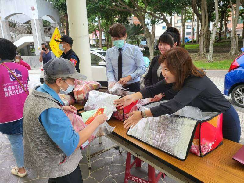 桃園社會局端午節前夕送暖 街友享用美味粽子 gsd4545d4t