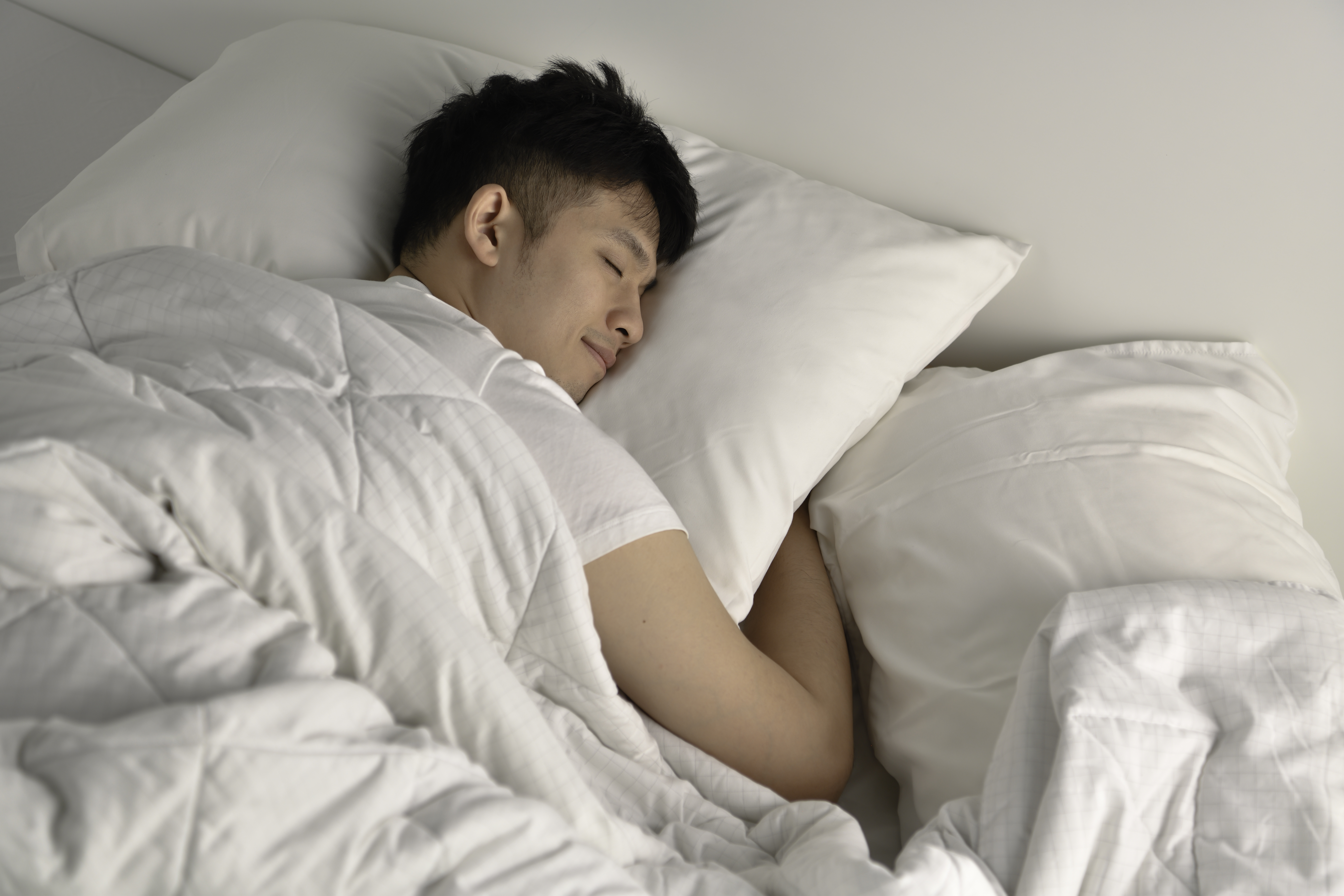 經常失眠、睡不好?食藥署教你正確改善睡眠問題 handsome young asian man sleeping bed