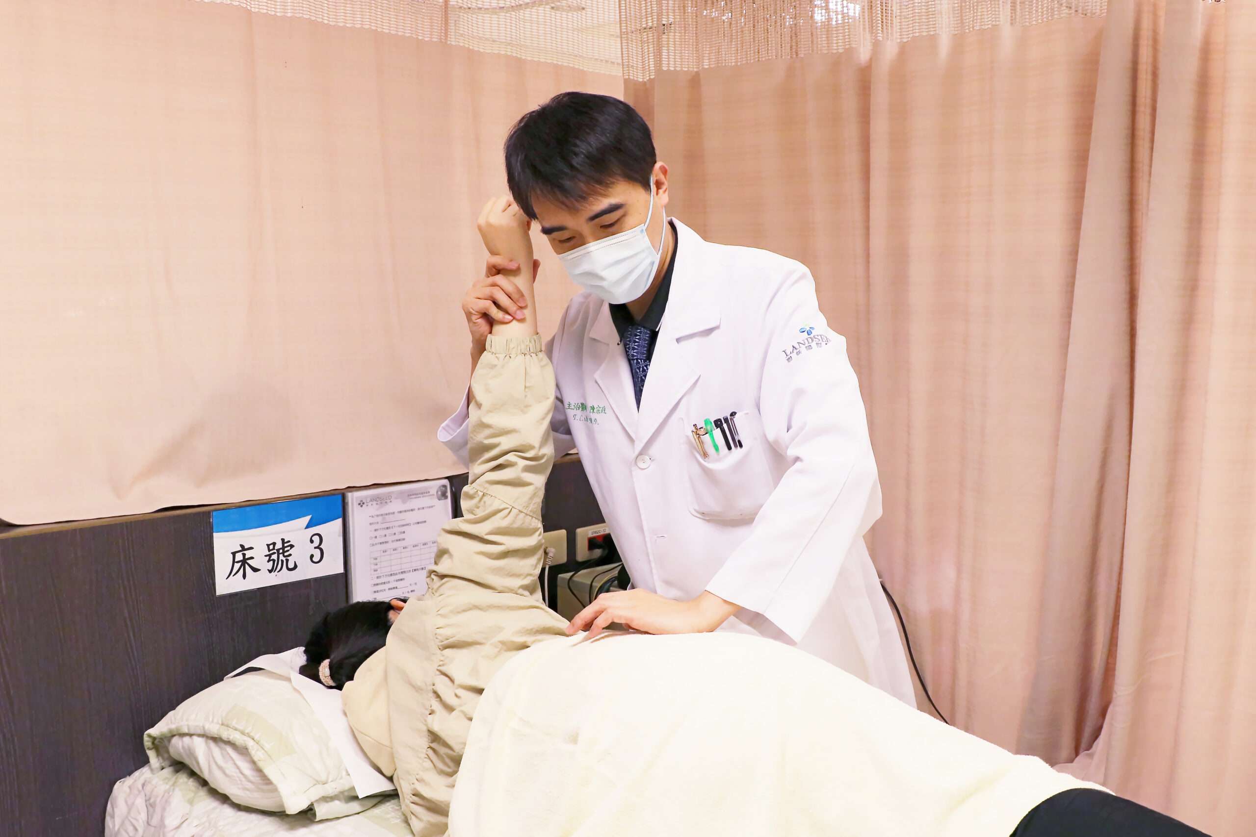不用開刀!他椎間盤破裂痛到走不動 聯新國際醫靠這招改善 hkdf66 2 scaled