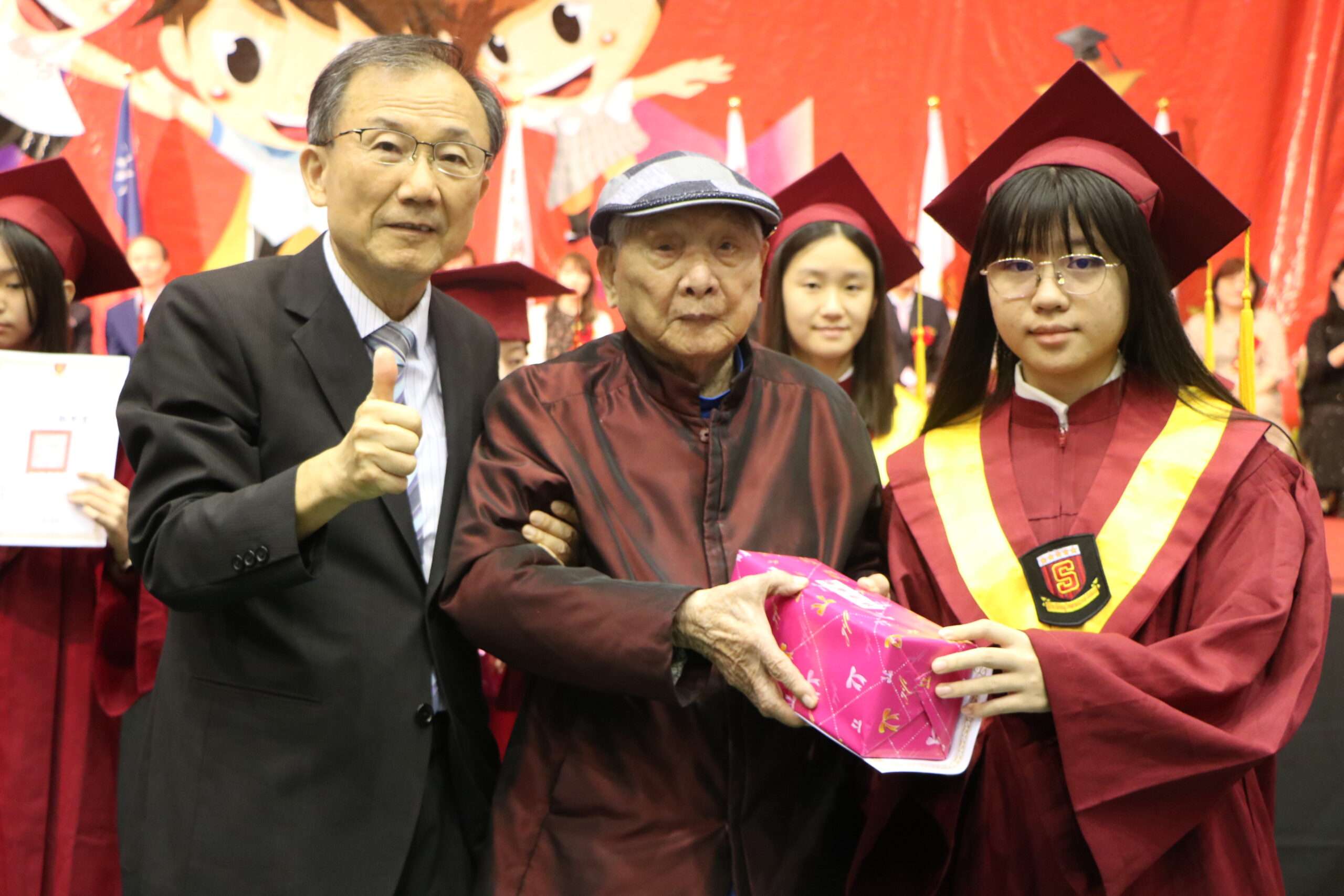 桃園新興國際中小學畢典 媲美大學穿學士袍、撥穗 hlhjohhdhe744 scaled