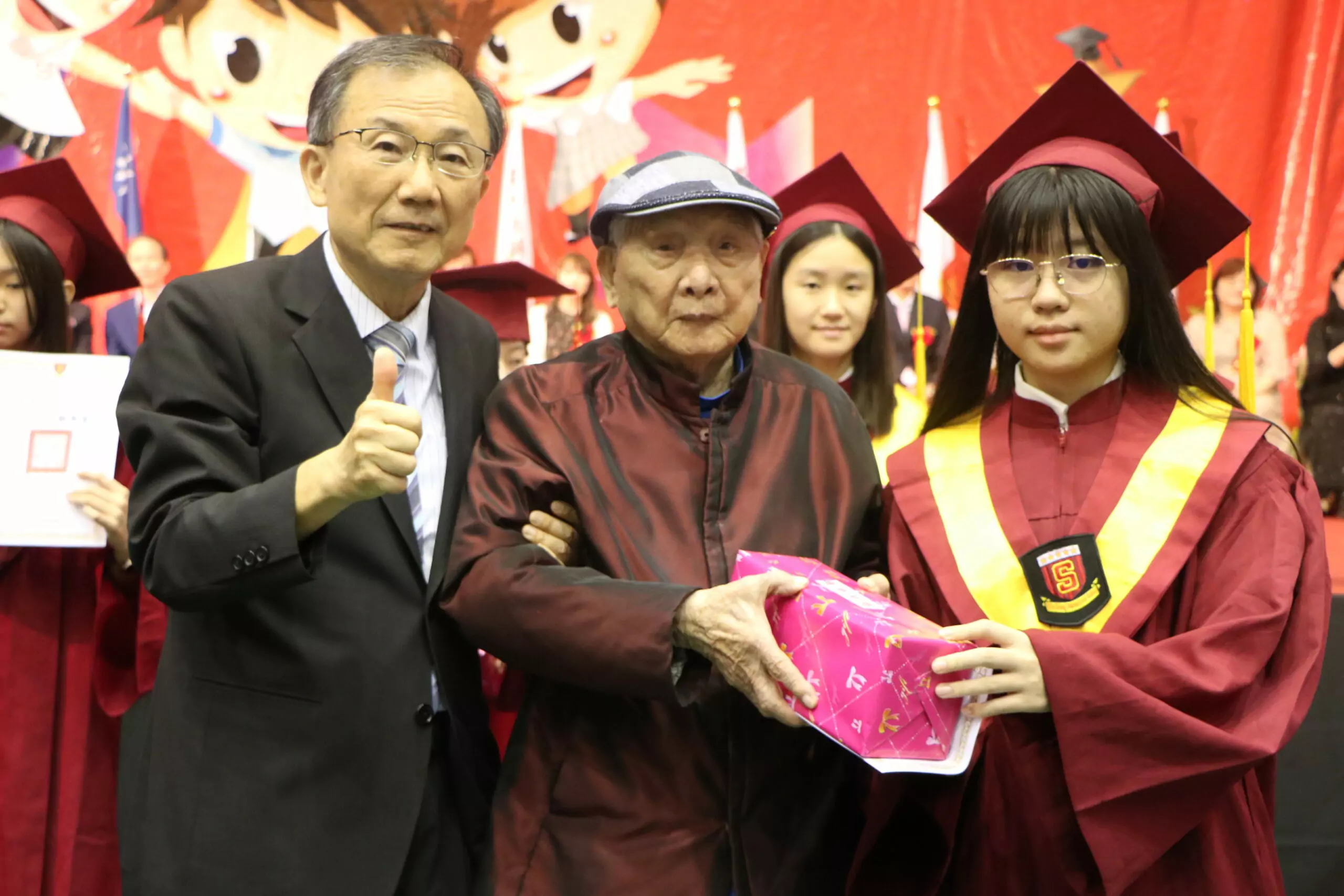 桃園新興國際中小學畢典 媲美大學穿學士袍、撥穗 桃園新興國際中小學畢典 媲美大學穿學士袍、撥穗