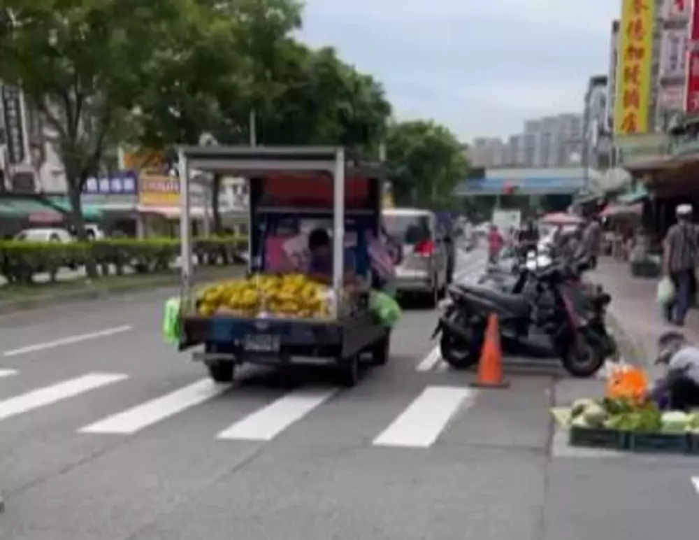 【有片】發財車囂張占馬路賣芒果 竟脫口「不買去X幹」 【有片】發財車囂張占馬路賣芒果 竟脫口「不買去X幹」