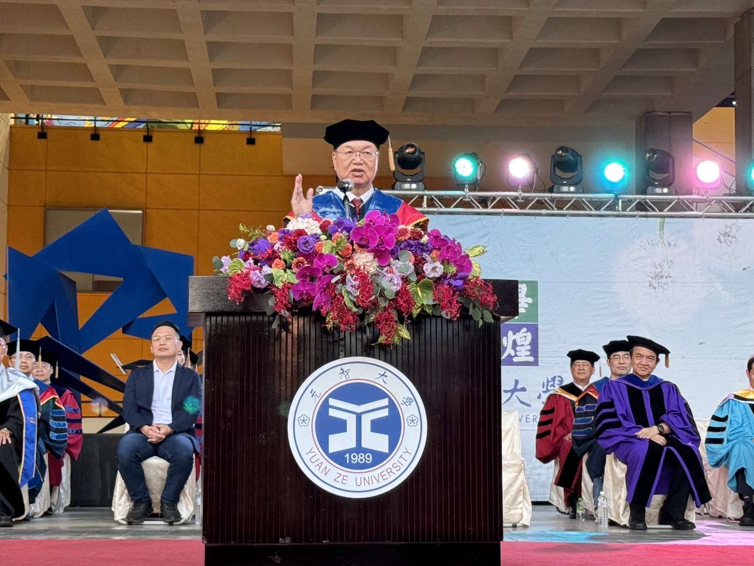 元智大學畢典登場 校長廖慶榮贈畢業生這4個字 圖三元智大學校長廖慶榮