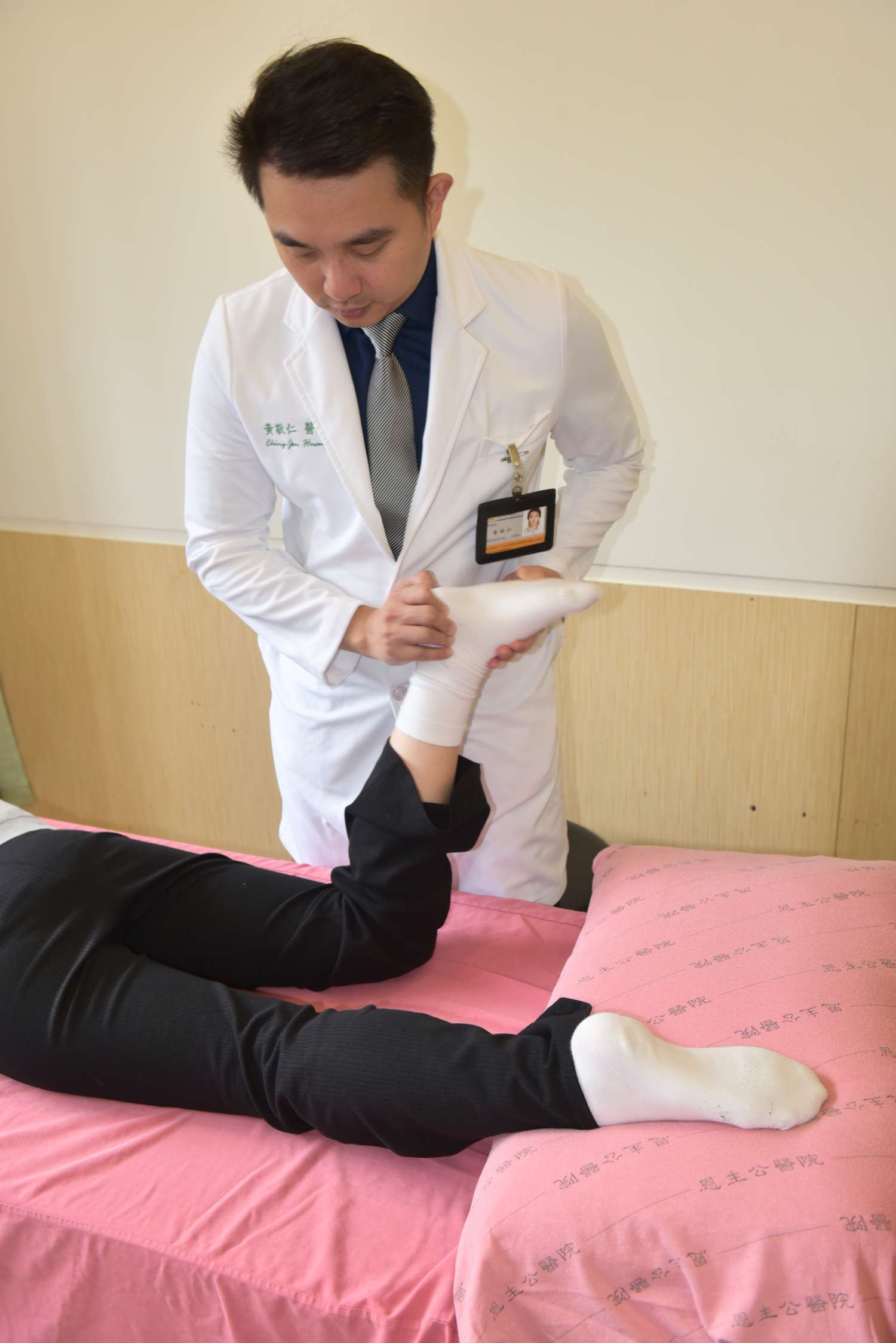 圖四 「脊骨矯治療法」下半身的療法主要針對髖關節肌肉的病症，扭到、拉到或是閃腰的部分。