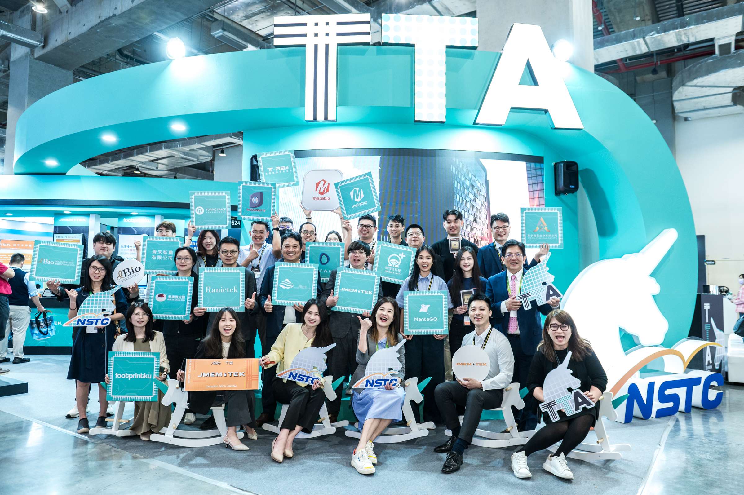 圖：國科會許增如處長前排右 3與團隊於 TTA 館前合影。（圖片來源：國科會臺灣科技新 0