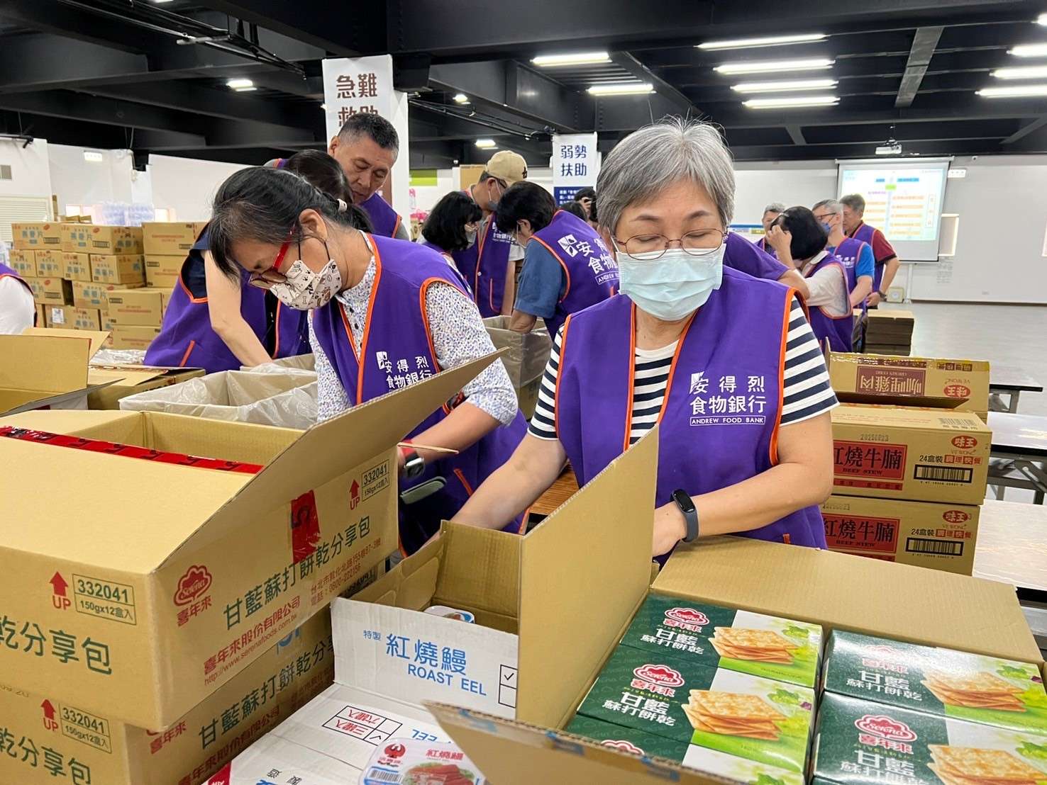 安得烈特別根據災民的需要而組合成「安心食物箱」，提供沖泡飲品、粥品、肉鬆、罐頭、調理包、麵條、白米、麥片、餅乾等物資1