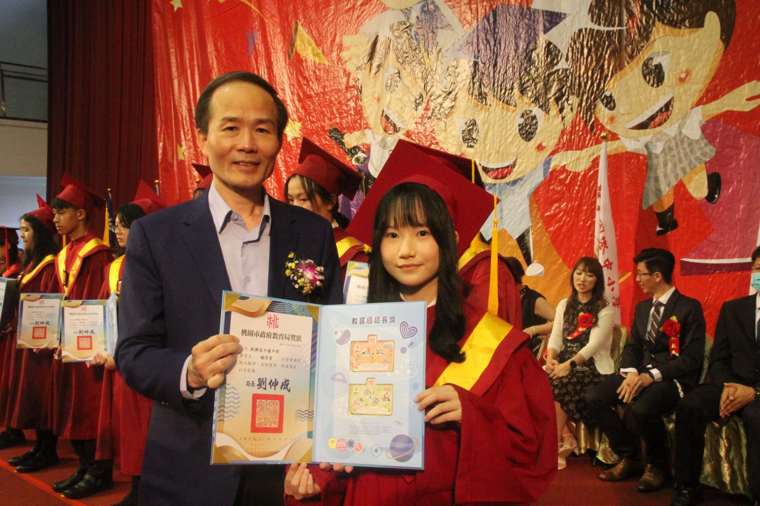 桃園新興國際中小學畢典 媲美大學穿學士袍、撥穗 教育局劉仲成局長頒發局長獎 0 scaled